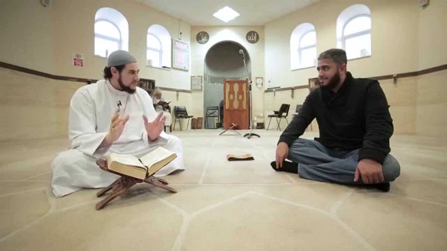 تخيل رجل أسلم بسبب كلمة واحدة من القرآن !!