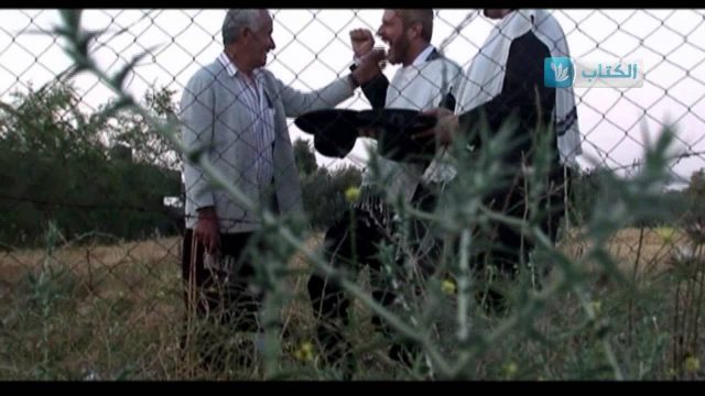 شاهد في الكاميرا الخفية كيف يتشبث الفلسطيني بارضه امام المستوطنين بتاريخ 2/7/2014